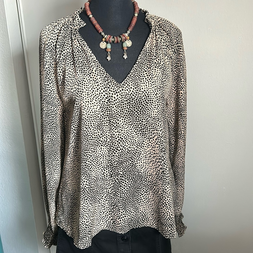 New Evereve’s Allison Joy Long Sleeve V-Neck Animal Print Ruffle Collar Blouse